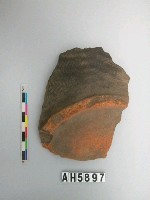 藏品(黑色細砂羽狀紋硬陶片)的圖片